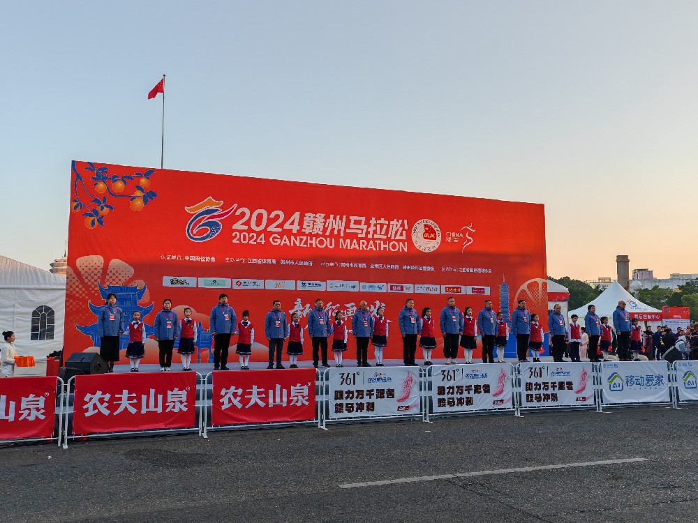 憶源科技董事長(zhǎng)、總經(jīng)理徐林楠為贛州市首屆馬拉松賽事鳴槍發(fā)令